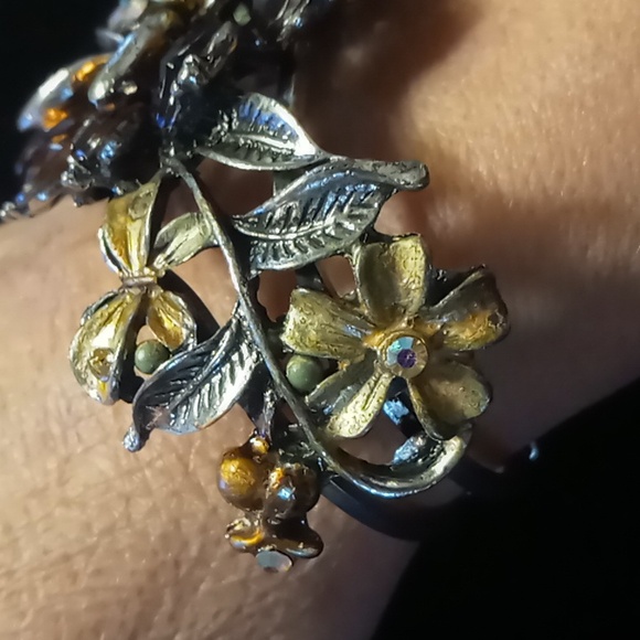 Amber color crystal flower clamper bracelet. Spring Hinged statement - Picture 5 of 9